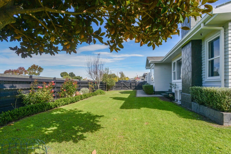 1214 Willowpark Road North, Mayfair, Hastings - Carousel 2