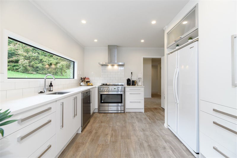 8 Serrata Place, Browns Bay, Auckland - Carousel 2