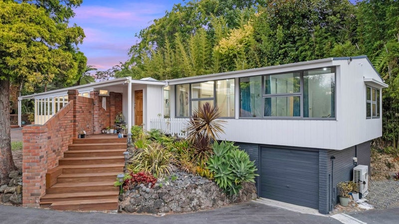 10 South Lynn Road, Titirangi, Auckland - Carousel 1