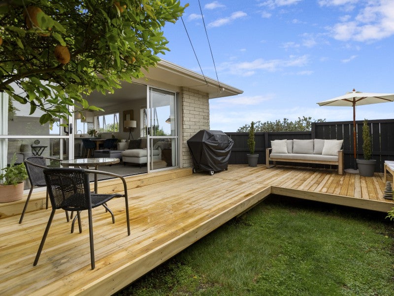 21 York Crescent, Westown, New Plymouth - Carousel 1