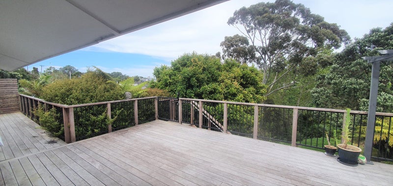 8 Peter Terrace, Castor Bay, Auckland - Carousel 1