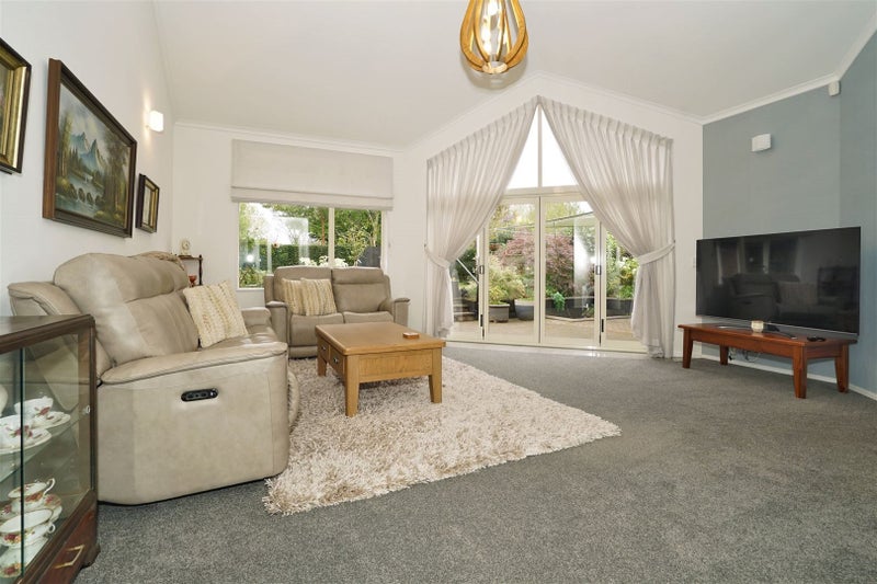 10 Helmsdale Court, Huntington, Hamilton - Carousel 2