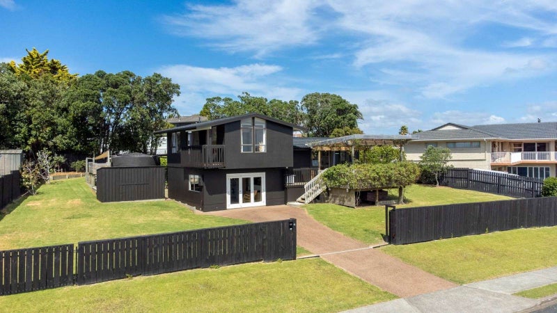 69 Pacific Parade, Army Bay, Whangaparaoa - Carousel 1