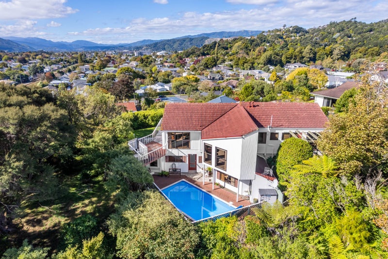 1C Gloucester Street, Silverstream, Upper Hutt - Carousel 1