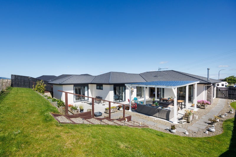 42 Cyprus Place, Fitzherbert, Palmerston North - Carousel 1