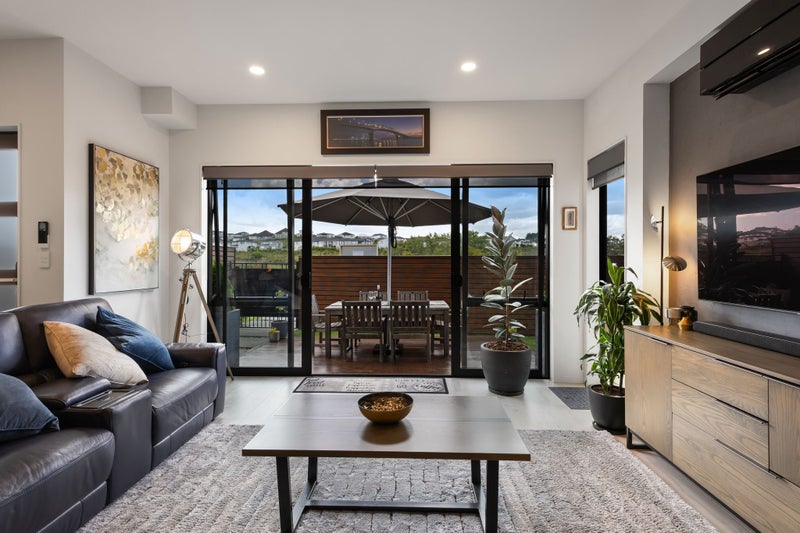 22 Arran Point Parade, Orewa, Orewa - Carousel 1