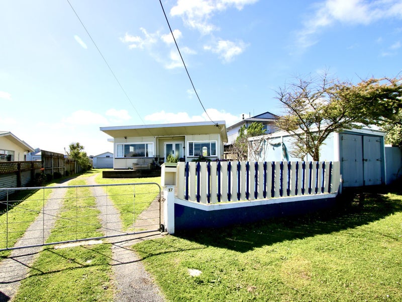 17 Andresen Street, Foxton Beach, Foxton - Carousel 1