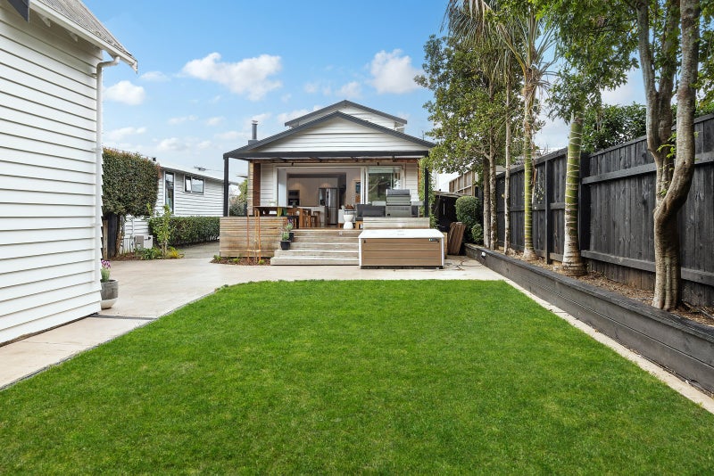 24 Buxton Street, Point Chevalier, Auckland - Carousel 3