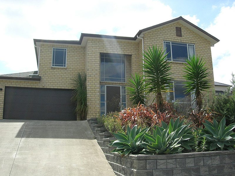 33 Harrowglen Drive, Northcross, Auckland - Carousel 1