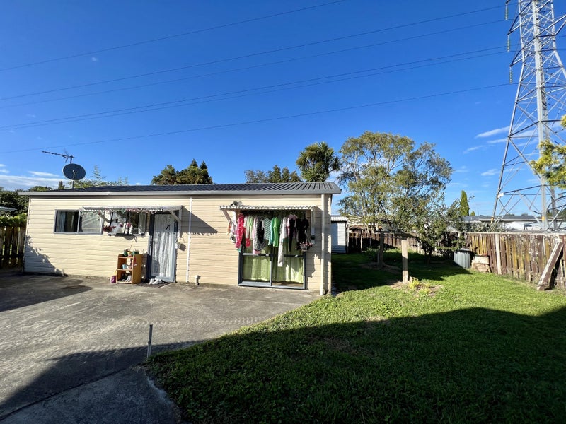 11 Yorkshire Road, Silverdale, Hamilton - Carousel 1