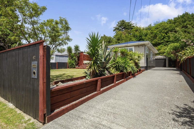 42 Bledisloe Crescent, Wainuiomata, Lower Hutt - Carousel 2