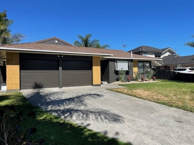 7 Donzella Place, Conifer Grove, Takanini - Carousel 1