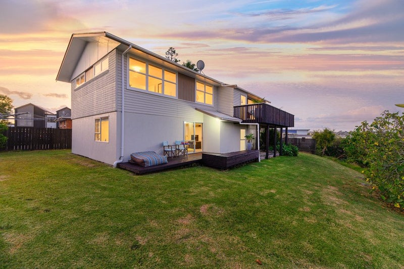 33 Dawnhaven Drive, Te Atatu Peninsula, Auckland - Carousel 2