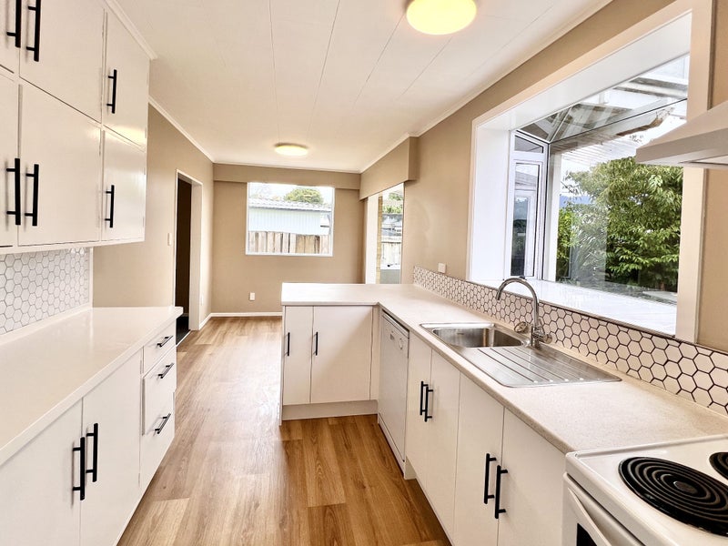 76 California Drive, Totara Park, Upper Hutt - Carousel 2