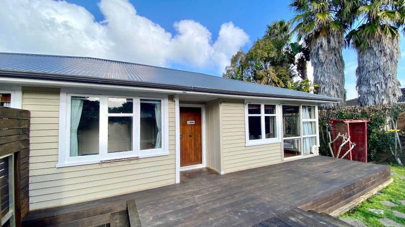 2/8 Belmont Terrace, Milford, Auckland - Carousel 1