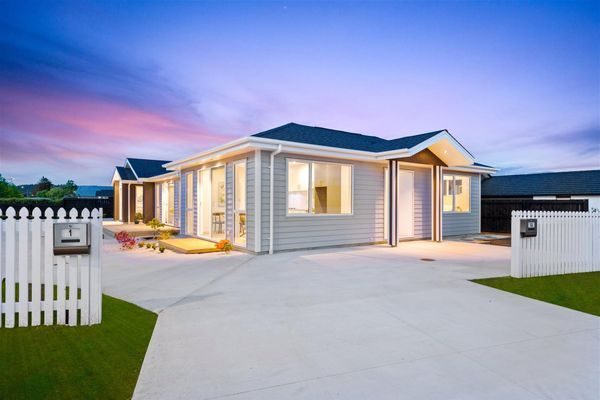 1 Riverhead Point Drive, Riverhead, Riverhead - Carousel 1