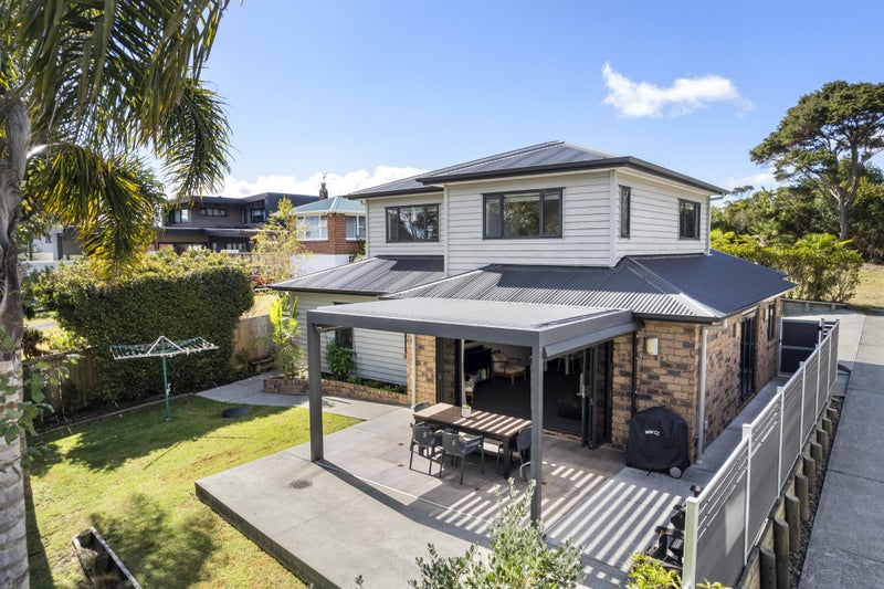 168 Cliff View Drive, Green Bay, Auckland - Carousel 1