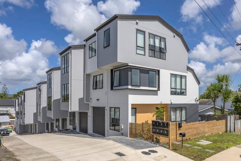 5/8 Sheehan Road, Te Atatu South, Auckland - Carousel 1