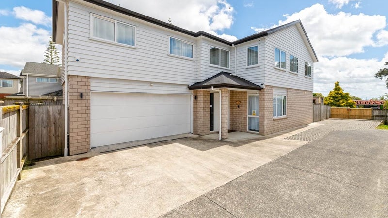 41 Bordeaux Parade, Te Atatu South, Auckland - Carousel 1