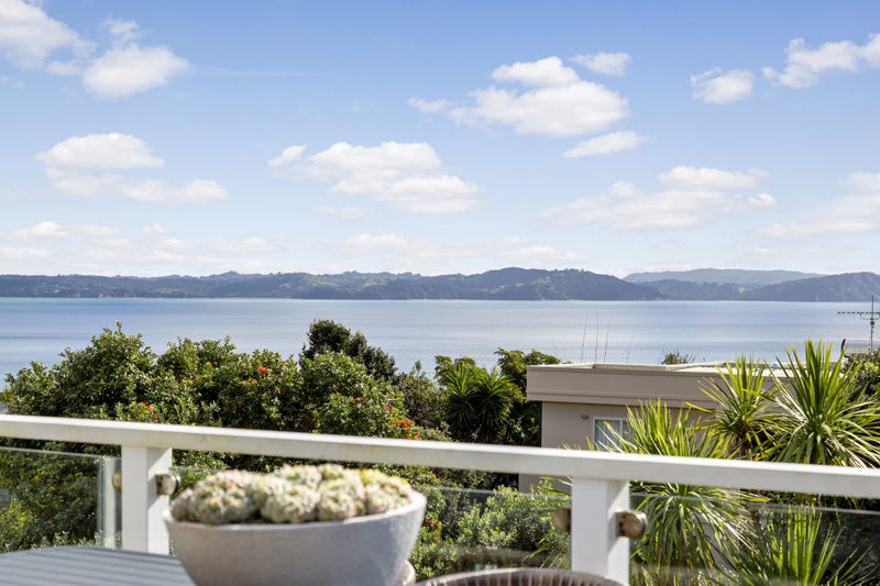 33 Pacific Parade, Army Bay, Whangaparaoa - Carousel 1