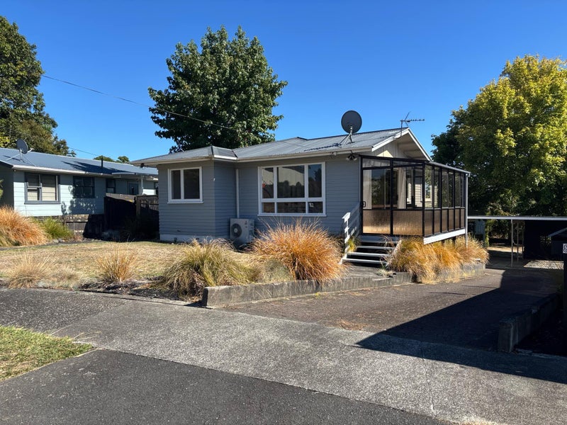 8 Wanaka Place, Glenview, Hamilton - Carousel 1