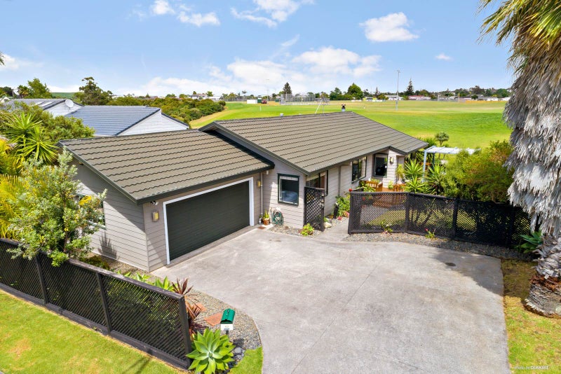 53 De Quincey Terrace, Highland Park, Auckland - Carousel 1