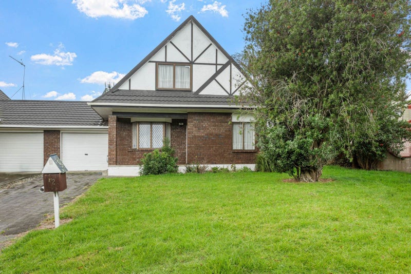 2/2 Photinia Place, Botany Downs, Auckland - Carousel 1