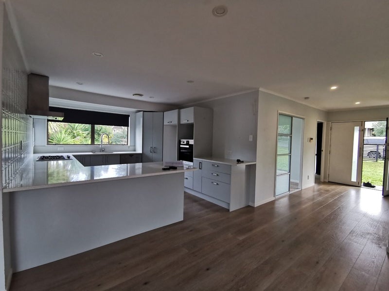 4 Jeanette Place, Mairangi Bay, Auckland - Carousel 2