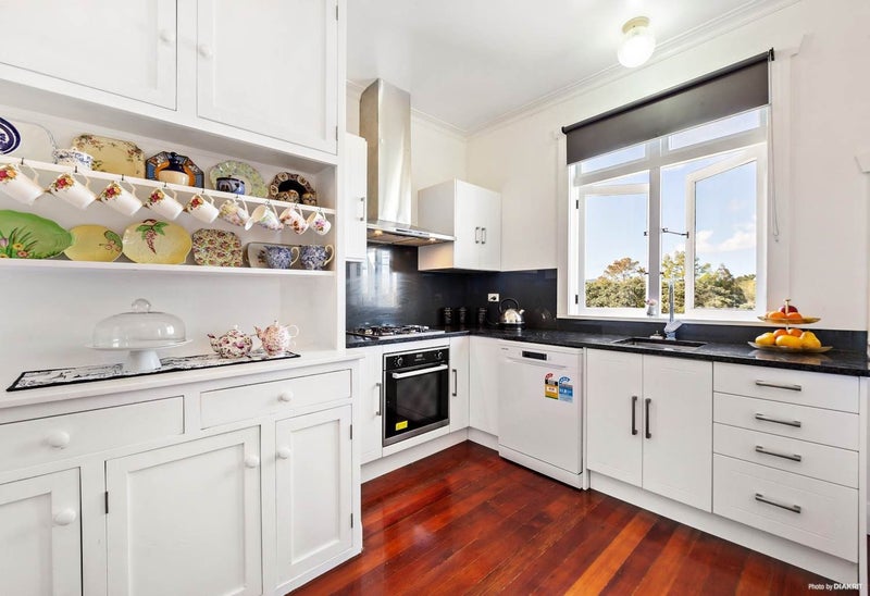 39 Hanlon Crescent, Narrow Neck, Auckland - Carousel 2