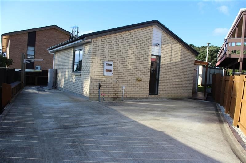 18 Benygloe Place, Highland Park, Auckland - Carousel 1