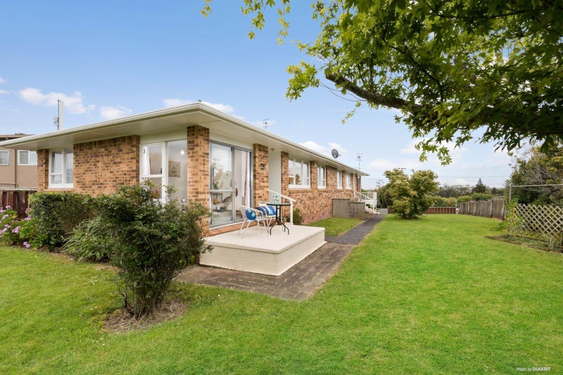 2/15 Litten Road, Cockle Bay, Auckland - Carousel 1