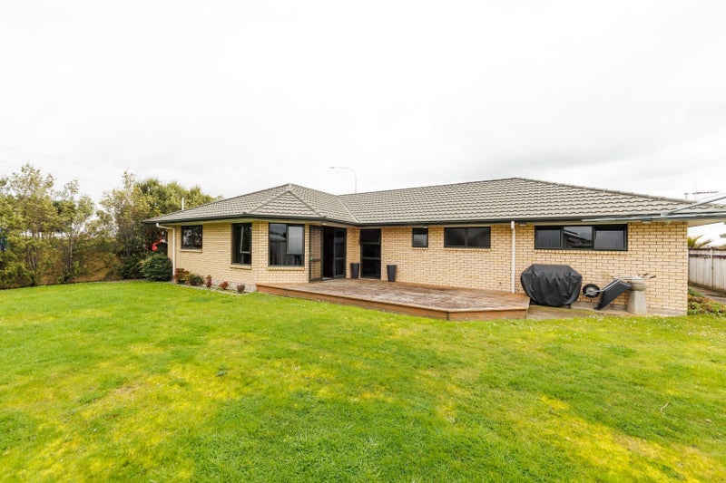 2 Fernlea Avenue, Kelvin Grove, Palmerston North - Carousel 13