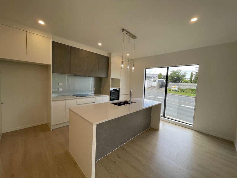 1/11 Oteha Valley Road, Northcross, Auckland - Carousel 2