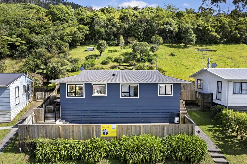 7 Westra View, Tawa, Wellington - Carousel 1