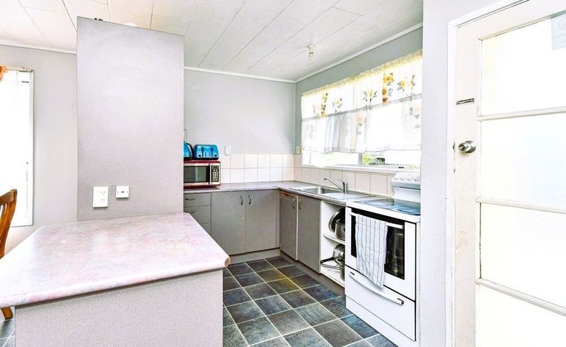 8 Staverton Crescent, Mangere, Auckland - Carousel 2