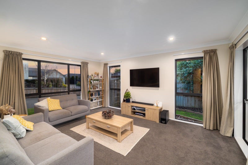 15 Hideaway Gate, Parklands, Christchurch - Carousel 2