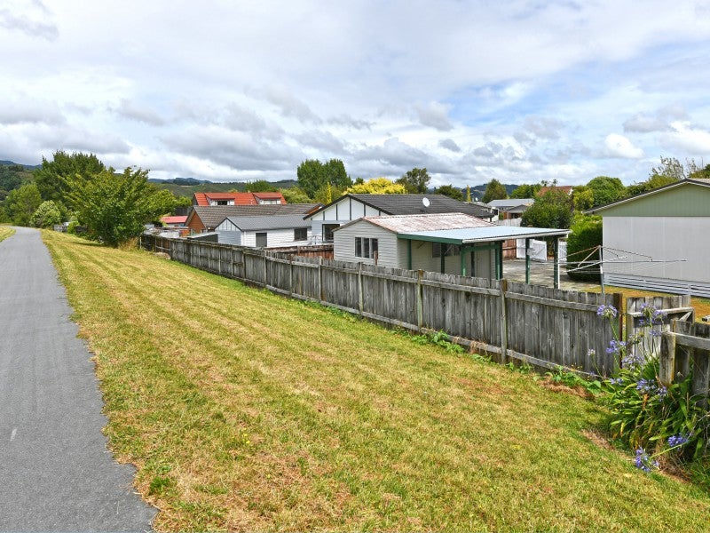 10 Memphis Grove, Totara Park, Upper Hutt - Carousel 16