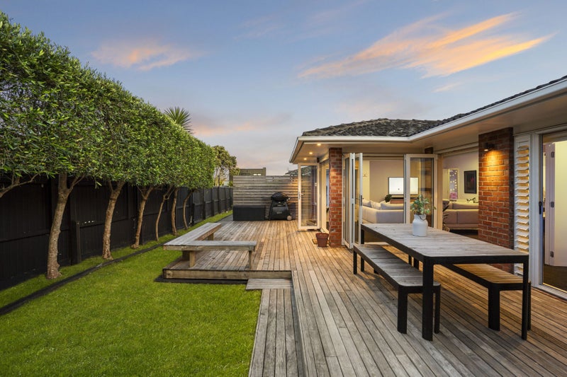 2/3 Knightsbridge Drive, Forrest Hill, Auckland - Carousel 2