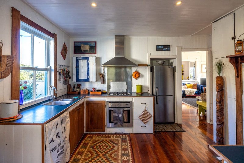 11 Hamilton Road, Surfdale, Waiheke Island - Carousel 2