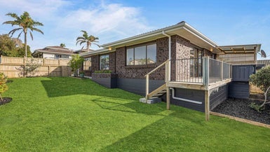 2 Bay Vista Drive, Red Beach, Whangaparāoa - Carousel 1