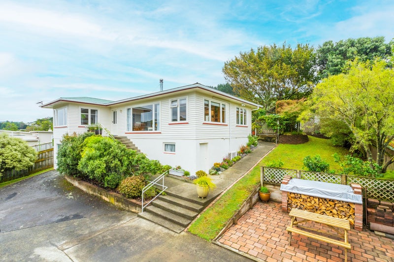 367 Main Road, Tawa, Wellington - Carousel 1