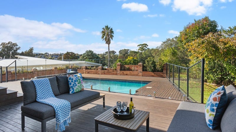 21 Tarahanga Street, Northcote, Auckland - Carousel 1