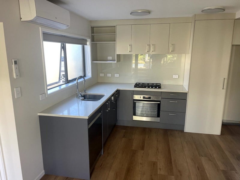 14 Valley Road, Northcote, Auckland - Carousel 2