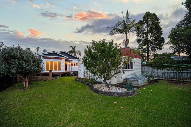 36 Te Ra Road, Point Chevalier, Auckland - Carousel 1