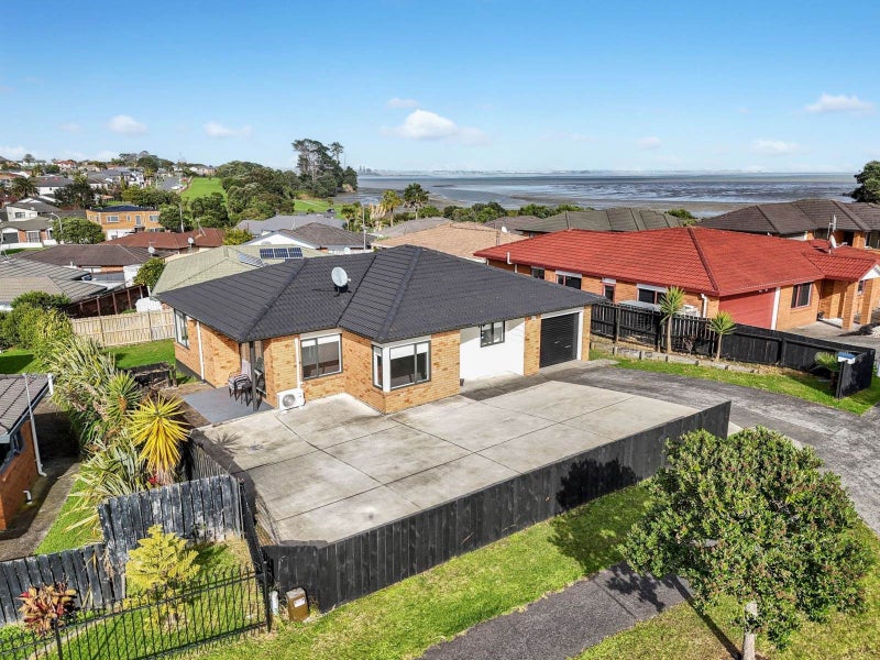 6 Eloise Place, Clendon Park, Auckland - Carousel 1