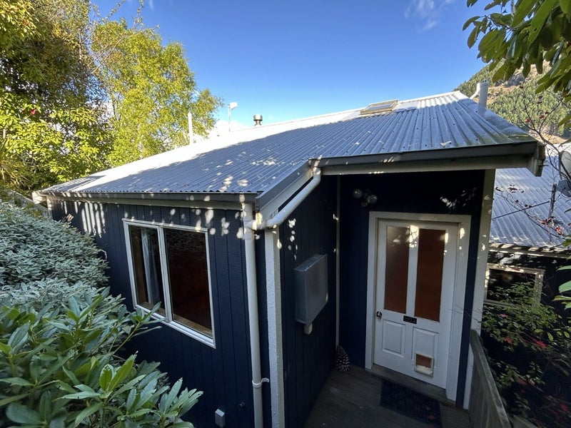 30A MacKinnon Terrace, Sunshine Bay, Queenstown - Carousel 1