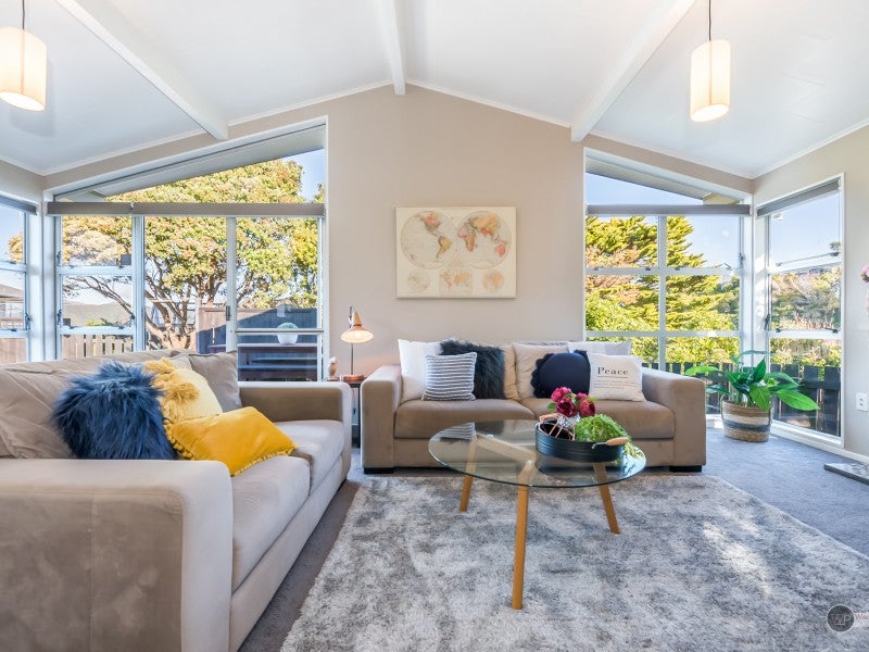 15 Redvers Drive, Belmont, Lower Hutt - Carousel 2
