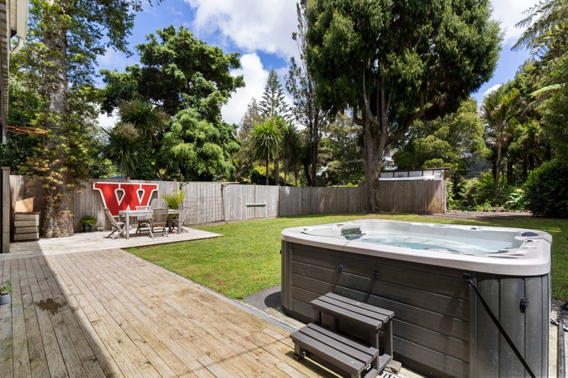 13 Hollywood Avenue, Titirangi, Auckland - Carousel 2