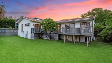 21 Scarboro Terrace, Murrays Bay, Auckland - Carousel 1