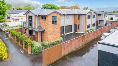 2/30 Willoughby Street, Whitiora, Hamilton - Carousel 1